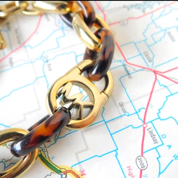 Michael Kors Chain Bracelet with a toggle clasp - Picture 2 of 2